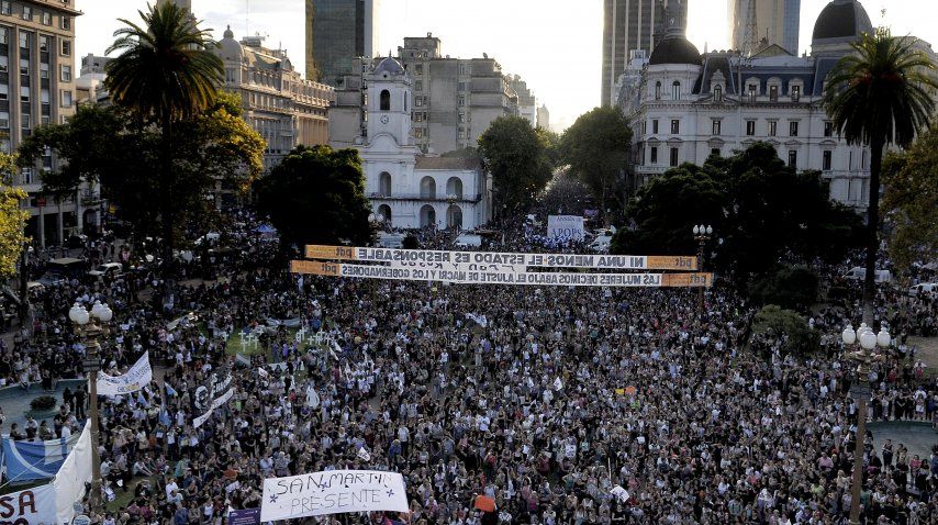 Miles de mujeres se acercan al Congreso por la marcha