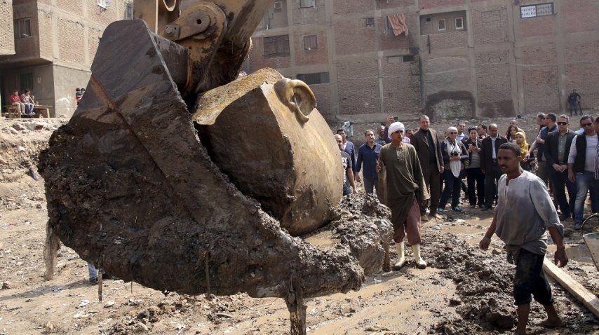 <p> Hallaron una estatua gigante que sería de Ramsés II</p>