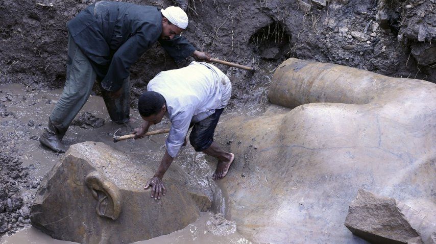 <p> Hallaron una estatua gigante que sería de Ramsés II</p>