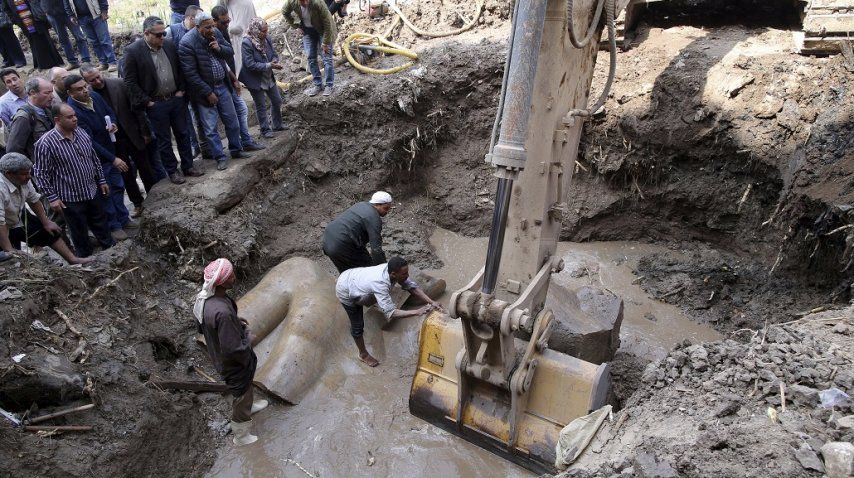 <p> Hallaron una estatua gigante que sería de Ramsés II</p>