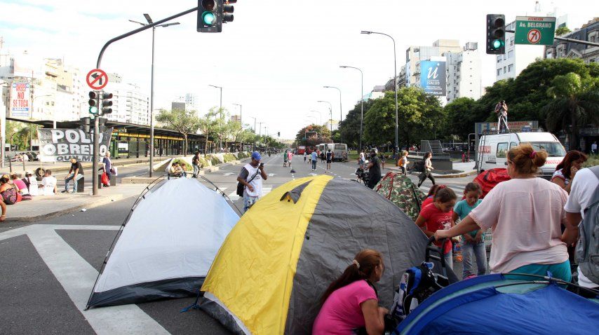 Movimientos sociales realizan acampe