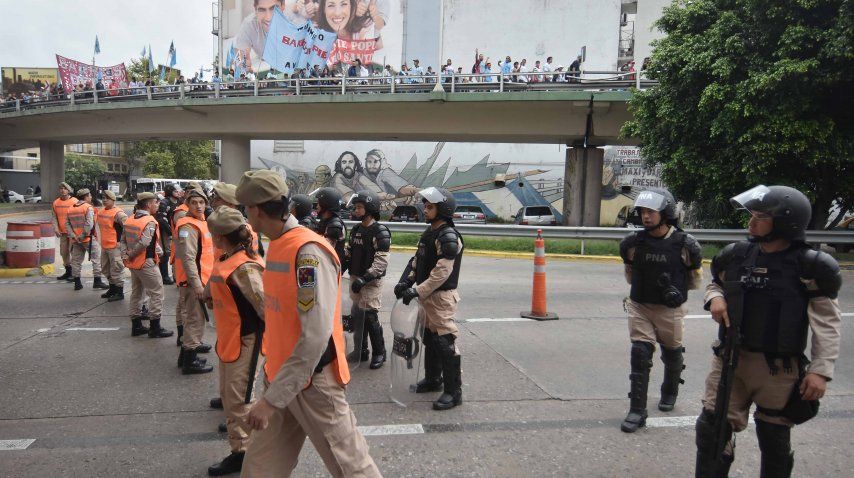 Protesta sobre Puente Pueyrredón