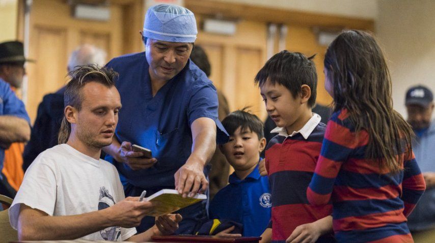 Garéyev, junto a niños<br>