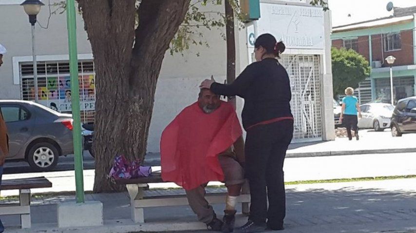 La peluquera que sale a cortarle el pelo a los indigentes de neuquen