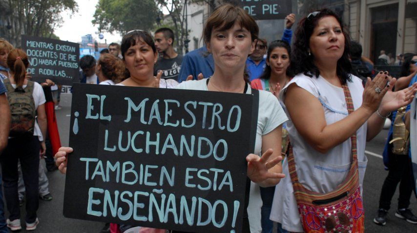 Los maestros le dedicaron un tema a Macri en la masiva marcha