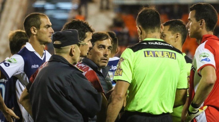 Futbolistas y árbitro tras la agresión