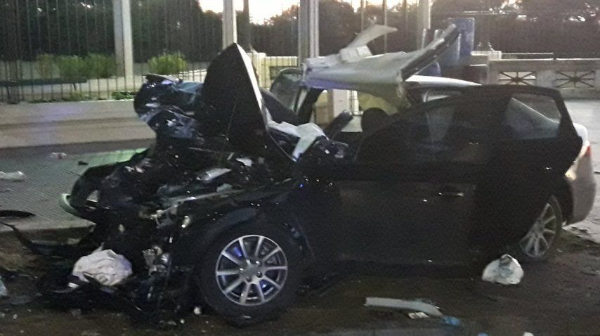 Dos muertos y un herido grave al estrellarse un auto en Puerto Madero