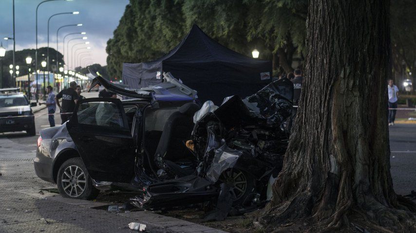 Dos muertos y un herido grave al estrellarse un auto en Puerto Madero