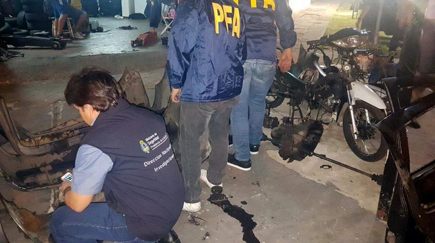 Robaban autos, los adulteraban y los venían en Internet