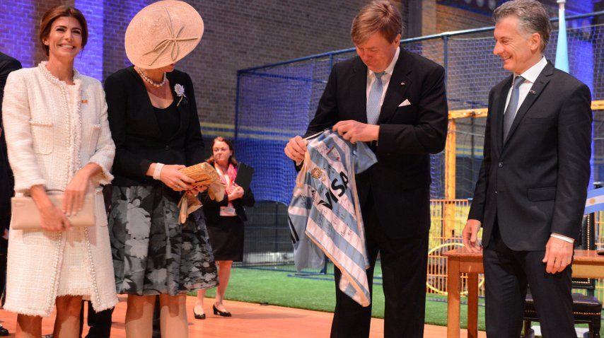 <p> Macri y Awada asistieron junto a los reyes de Holanda a una clínica de hockey que convocó a deportistas de ambos países.</p> <p></p>