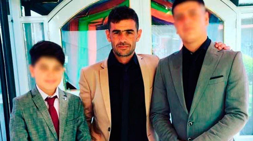 El entrenador estaba separando a dos jugadores que se pelearon en medio del partido