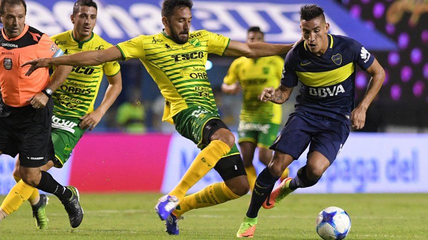 Jonás Gutiérrez intenta cortar a Ricardo Centurión