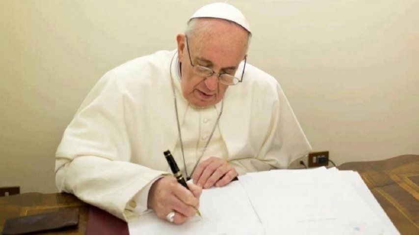 El Papa Francisco escribiendo una carta