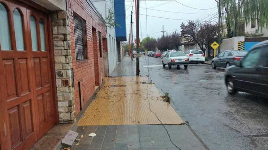 El cableado de la calle también fue afectado por el rayo<br>