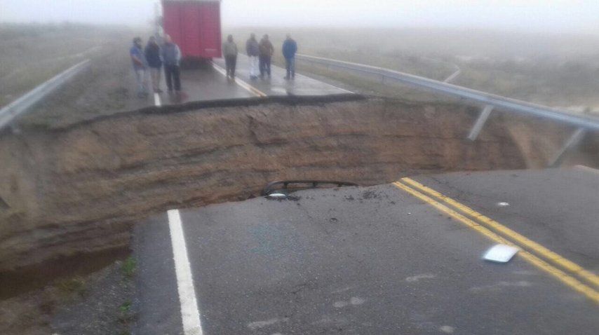 Se abrió una grieta en la ruta 3 y se tragó un camión