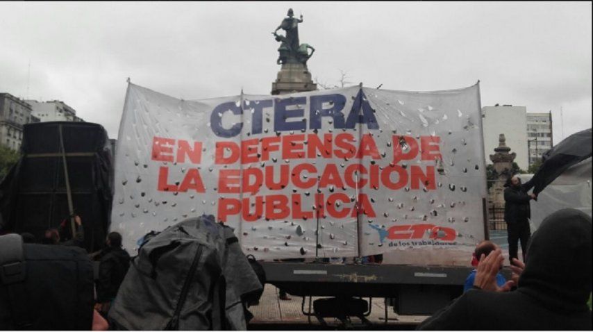 Abrazo docente en el Congreso<br>