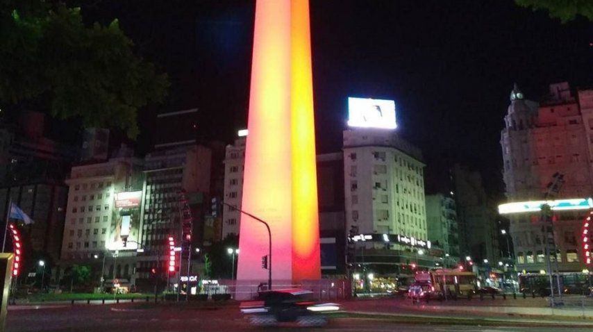Iluminaron de rojo el Obelisco para concientizar sobre problemas cardíacos<br>