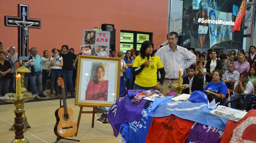 Los padres de Micaela durante su despedida<br>