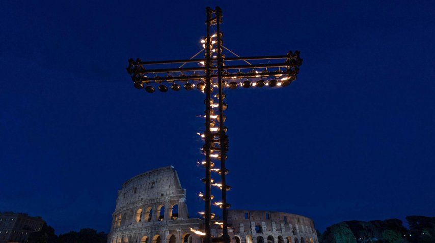 El Papa habló tras presidir el Vía Crucis<br>