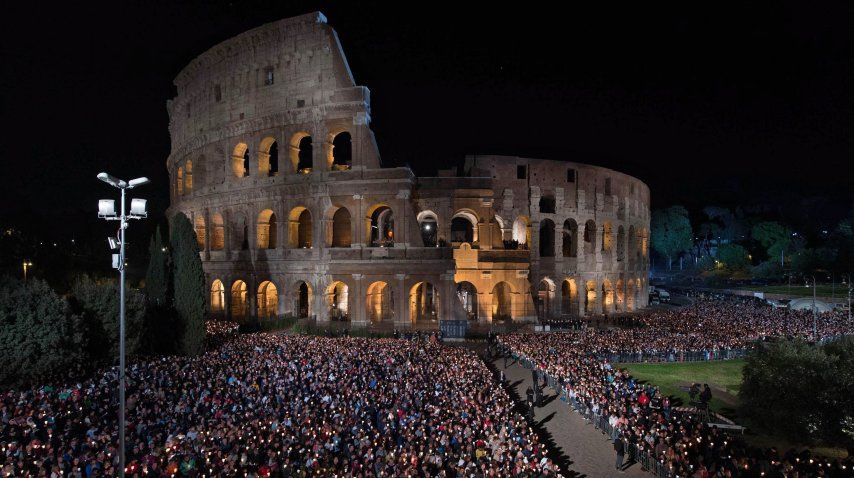 El Vía Crucis se realizó en el Coliseo de Roma<br>