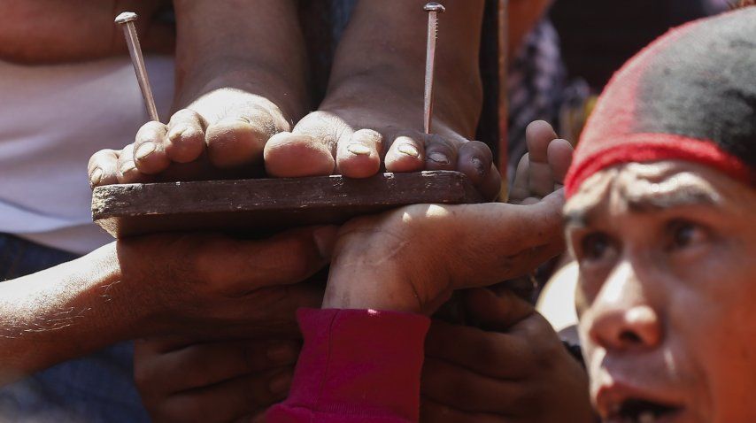 Crucifixión de Viernes Santo en Filipinas