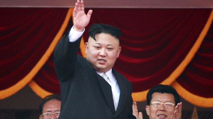 Kim Jong-Un saludando desde el palco en el Día del Sol de Corea del Norte