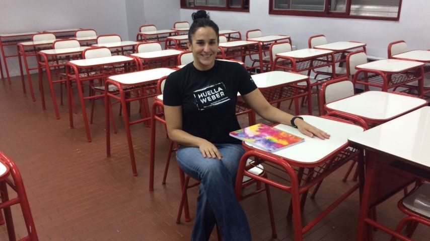 Giejo, sentada en el aula donde estudia periodismo<br>