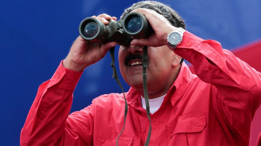 Nicolás Maduro observando con largavistas la marcha de los chavistas<br>