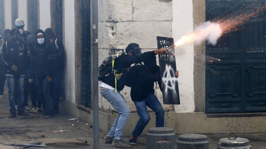 Disturbios entre manifestantes y la policía en Río de Janeiro 