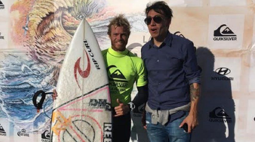 El futbolista Pablo Lugüercio fue a ver el torneo y charló con el campeón Lele Usuna. Contó que ya se sube a la tabla y apreció que el ambiente del surf es mucho mejor que el del fútbol