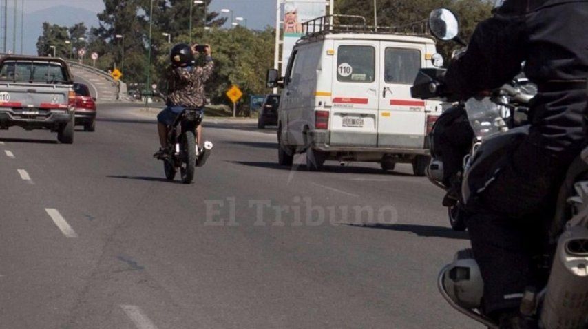 Se sacó delfies mientras manejada su moto - Crédito: El Tribuno/Javier Corbalán