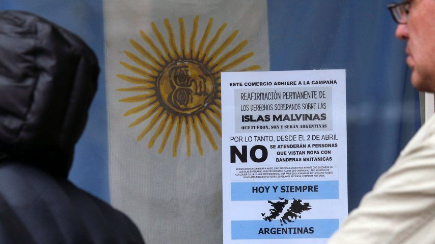 Un local no atiende a clientes que usen ropa con bandera británica