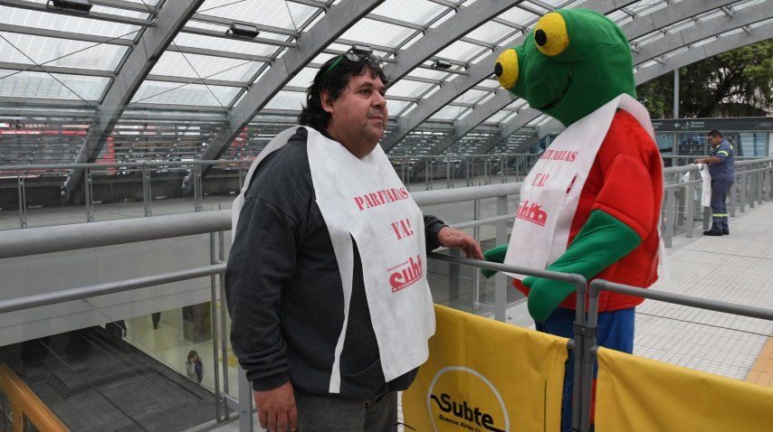 Con una batucada, metrodelegados protestaron por las paritarias