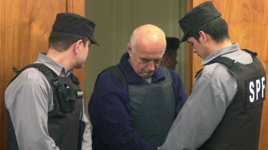 Christian Von Wernich al ser detenido tras el juicio<br>