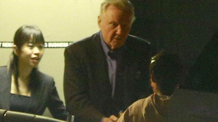 El padre de Angelina Jolie, tras cenar con su hija en un restaurant. <br>