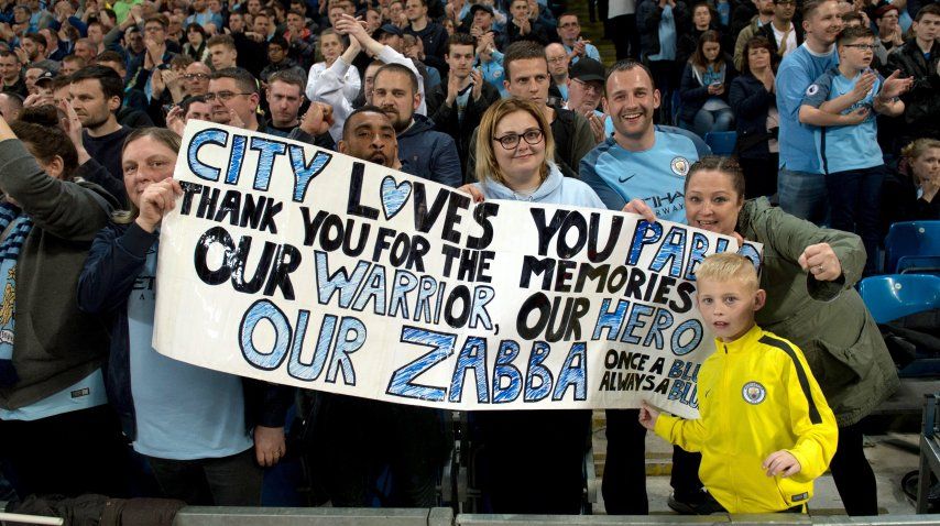 La bandera de los hinchas del City dedicada a Zabaleta<br>