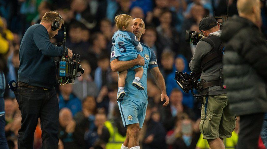 La emoción de Zabaleta con su hijo en brazos<br>
