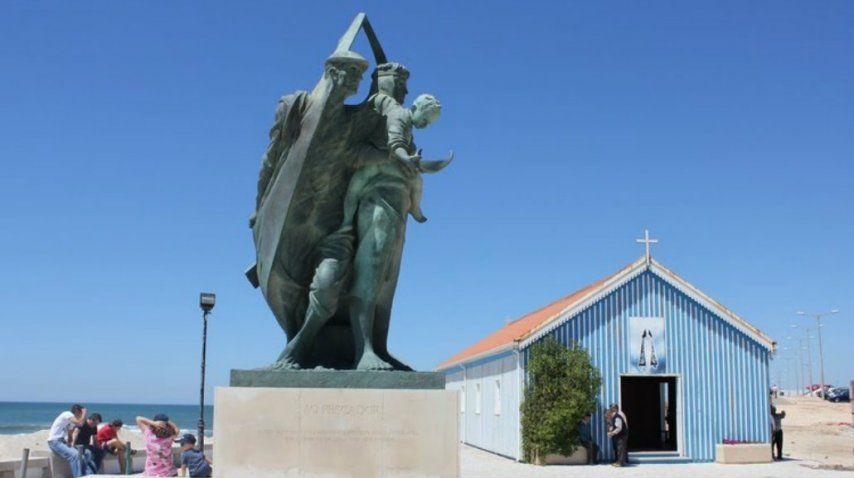 El Monumento al Pescador junto a la capilla de Praida de Mira<br>