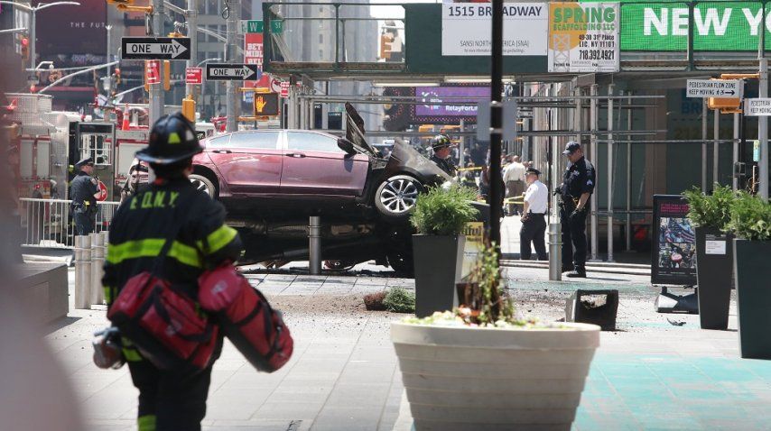Vehículo a alta velocidad atropella a peatones en Times Square, Nueva York Vehículo a alta velocidad atropella a peatones en Times Square, Nueva York