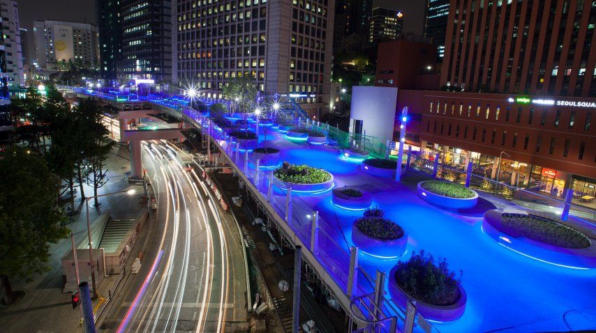 Vista nocturna de Seoullo 7017, una vía peatonal suspendida<br>