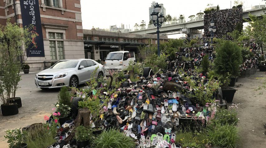 Una instalación con 30 mil zapatos viejos adorna la entrada a Seoullo 7017<br>