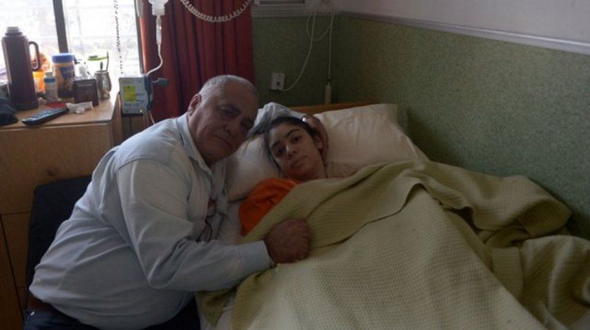 Se puso implantes mamarios y quedó postrada. Gentileza La Capital