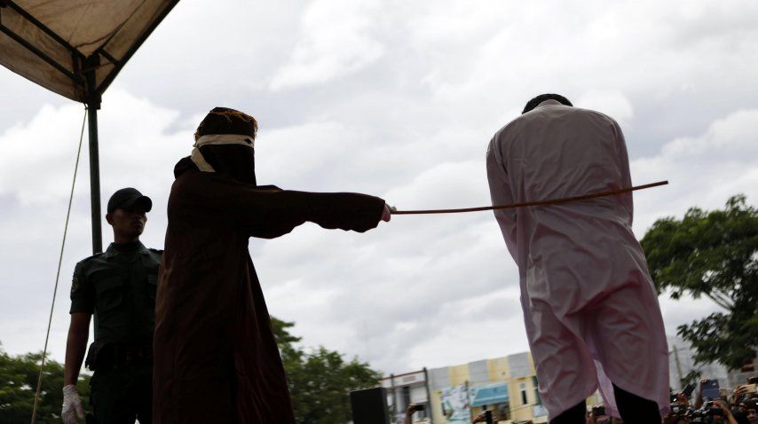 Comienzo del azotamiento del joven homosexual<br>