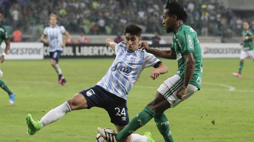 Leonel Di Plácido marcando a Ze Roberto<br>