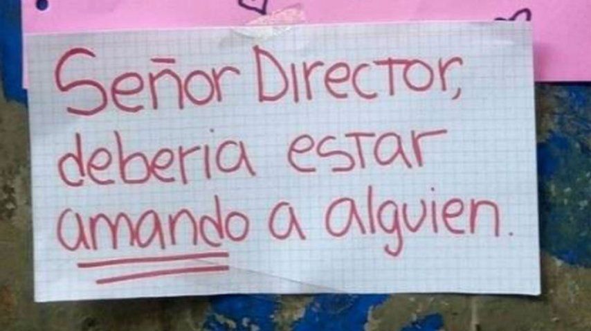 Este es uno de los carteles que le dejaron al director tras el hecho