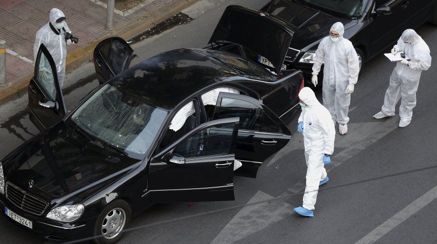 Así quedó el coche de Papadimos tras la explosión<br>