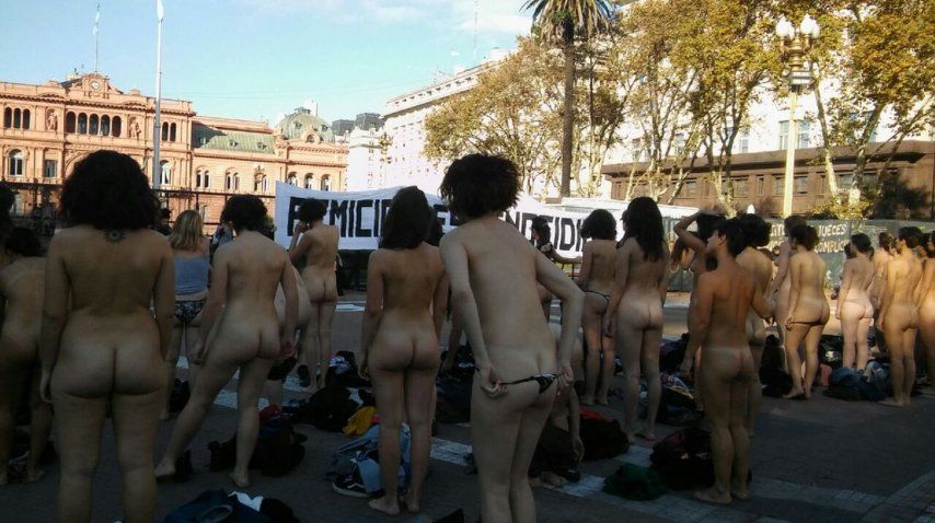 Mujeres se desnudaron contra los femicidios