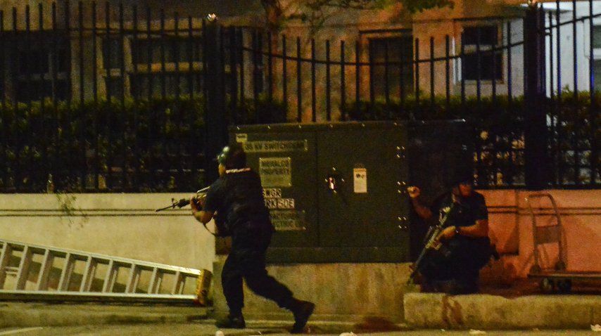 Efectivos policiales rodean el casino<br>