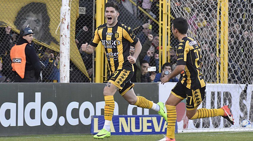 El goleador celebra uno de sus dos tantos