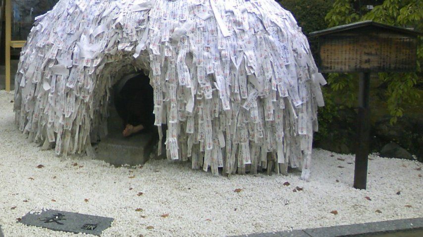 Hay que pasar por debajo de la estructura y dejar la plegaria<br>